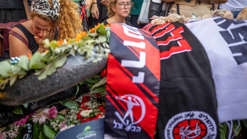 Friends and family attend the funeral of Hersch Goldberg-Polin at Har haMenuchot cemetery in Jerusalem on Sept. 2, 2024. Goldberg-Polin was killed in Hamas captiviy in the Gaza Strip. Photo by Yonatan Sindel/Flash90.
