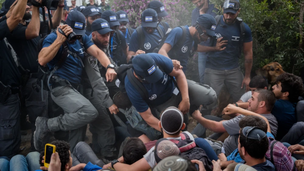 Israeli police forces evacuate people from a home in the Jewish neighborhood of Netiv HaAvot in Gush Etzion, which the Supreme Court ruled was partially built on privately owned Palestinian land and would be demolished. June 12, 2018. Photo by Yonatan Sindel/Flash90