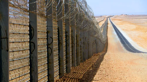 The Israeli security fence along Egyptian border, built in 2012. Credit: Idobi via Wikimedia Commons.