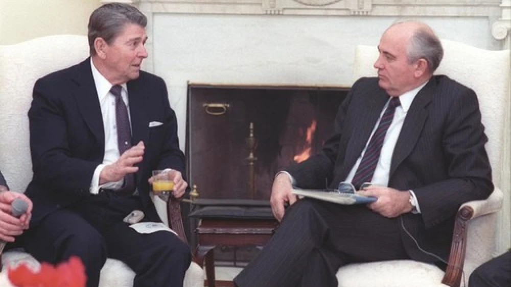 U.S. President Ronald Reagan and the Soviet Union’s final leader, Mikhail Gorbachev, at the White House in 1987. Credit: Fed Govt via Wikimedia Commons.