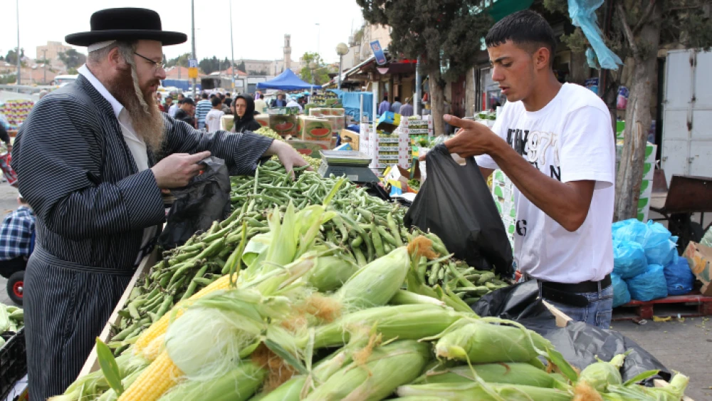 Shopping in the Arab market next to the Old City in Jerusalem, May 13, 2011. Photo by Nati Shohat/Flash90.