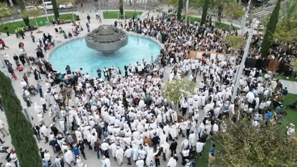 The Passover prayer service held in Dizengoff Square, Tel Aviv, April 11, 2023. Credit: Rosh Yehudi.