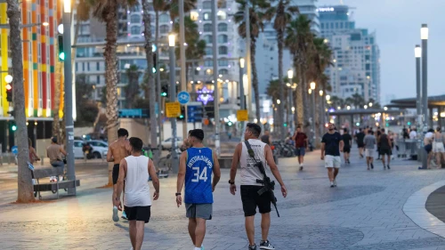 Israels enjoy at the beach promenade in Tel Aviv, June 17, 2025. Photo by Chaim Goldberg/Flash90.