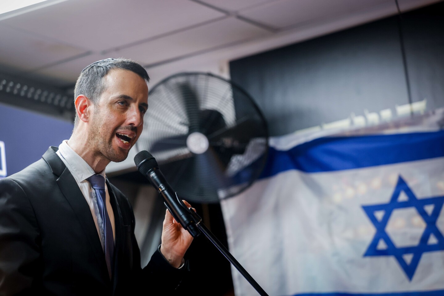 MK Ariel Kallner speaks during a protest in support of Israeli Prime Minister Benjamin Netanyahu and the continuation of fighting in the Gaza Strip, July 21, 2024. Photo by Chaim Goldberg/Flash90.