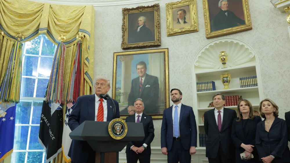 U.S. President Donald Trump delivers remarks alongside U.S. Vice President JD Vance, Special Envoy to the Middle East Steve Witkoff and Witkoff's family during the swearing-in ceremony in the Oval Office at the White House in Washington, D.C., on May 6, 2025. Photo by Anna Moneymaker/Getty Images.