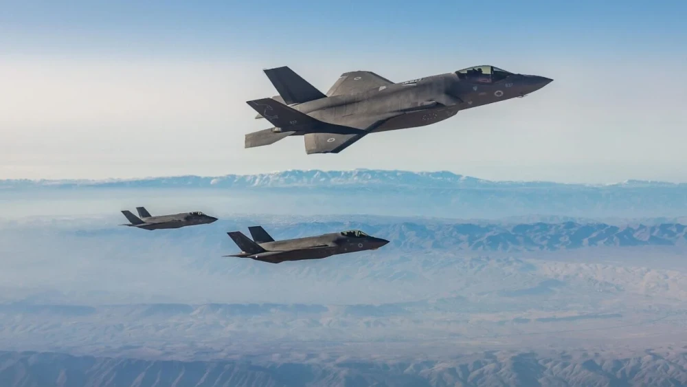 Aviones de combate israelíes F-351 Adir, en ruta para atacar objetivos en Irán, marzo 2026. Crédito: FDI.