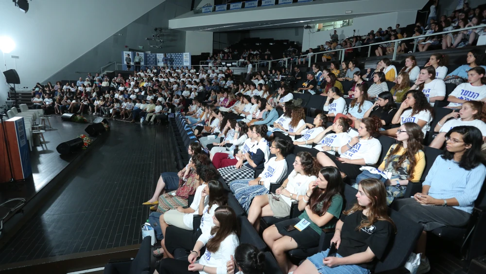 The nearly 800 youth in attendance at a lecture at Bar-Ilan University concerning the sovereignty movement in Israel. Photo by David Weil.