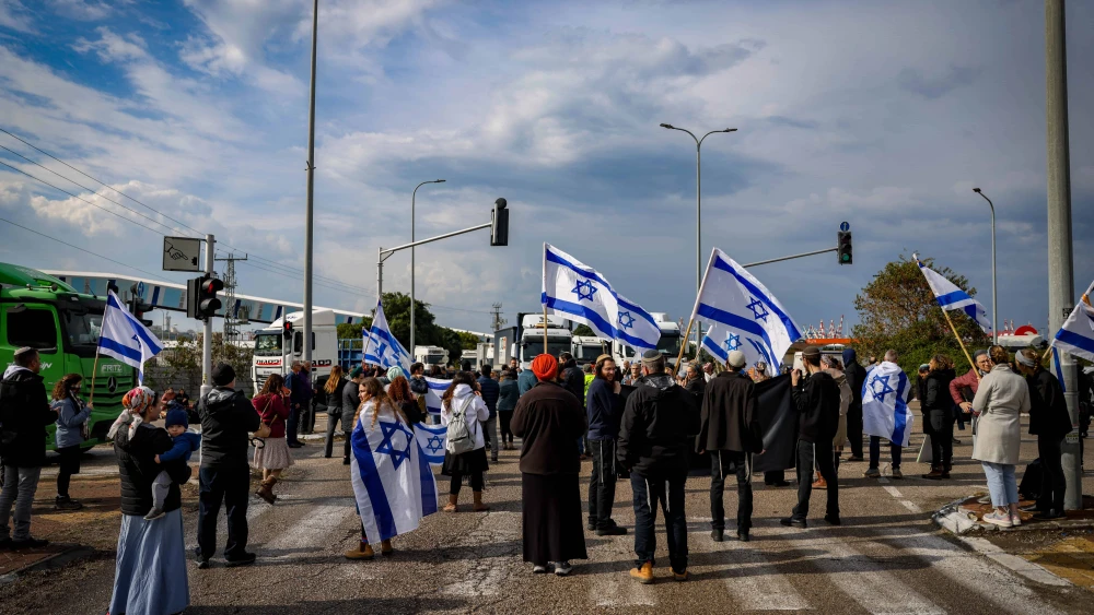 Tzav 9 activists block the entrance to Ashdod Port during a protest against aid trucks entering the Gaza Strip, Feb. 1, 2024. Photo by Chaim Goldberg/Flash90.