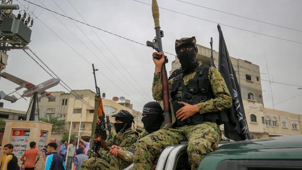 Members of the Ezzedeen Al-Qassam Brigades attend the funeral of six Ezzedeen Al-Qassam Brigades fighters at a cemetery in Deir Al Balah refugee camp in central Gaza, May 6, 2018. Photo by Abed Rahim Khatib/Flash90.