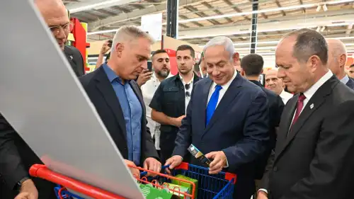 Israeli Prime Minister Benjamin Netanyahu and Industry Minister Nir Barkat (right) visit a branch of the Carrefour international supermarket chain on Mon., May 8, 2023, a day ahead of the official opening of 50 branches throughout Israel. Credit: Kobi Gideon (GPO).