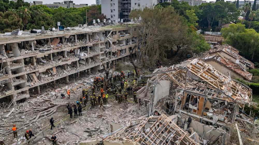 Israeli security and rescue forces at the scene where a ballistic missile fired from Iran hit in Tel Aviv, June 22, 2025. Photo by Chaim Goldberg/Flash90.