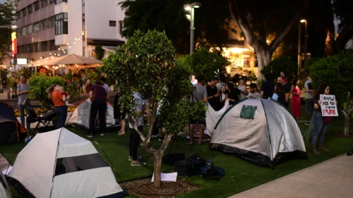 Israelis set up tents on Rothschild Boulevard in Tel Aviv, to protest against the soaring housing prices in Israel, on June 19, 2022. Photo by Tomer Neuberg/Flash90.