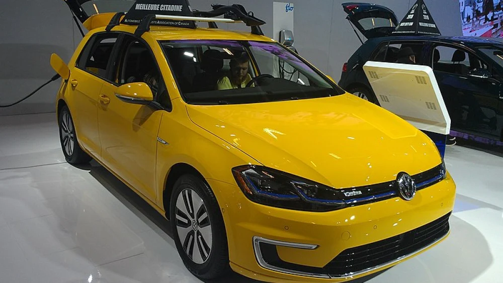 A 2018 Volkswagen e-Golf photographed in Canada inside of the 2018 Montreal International Auto Show. Credit: Wikimedia Commons.