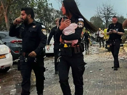 Police officer Staff Sgt. Aviv Saranga holding a three-month-old baby after she was pulled out of rubble in Rishon Letzion created by an Iranian ballistic missile strike on June 14, 2025. Photo by Dvir Mor/Israel Police.