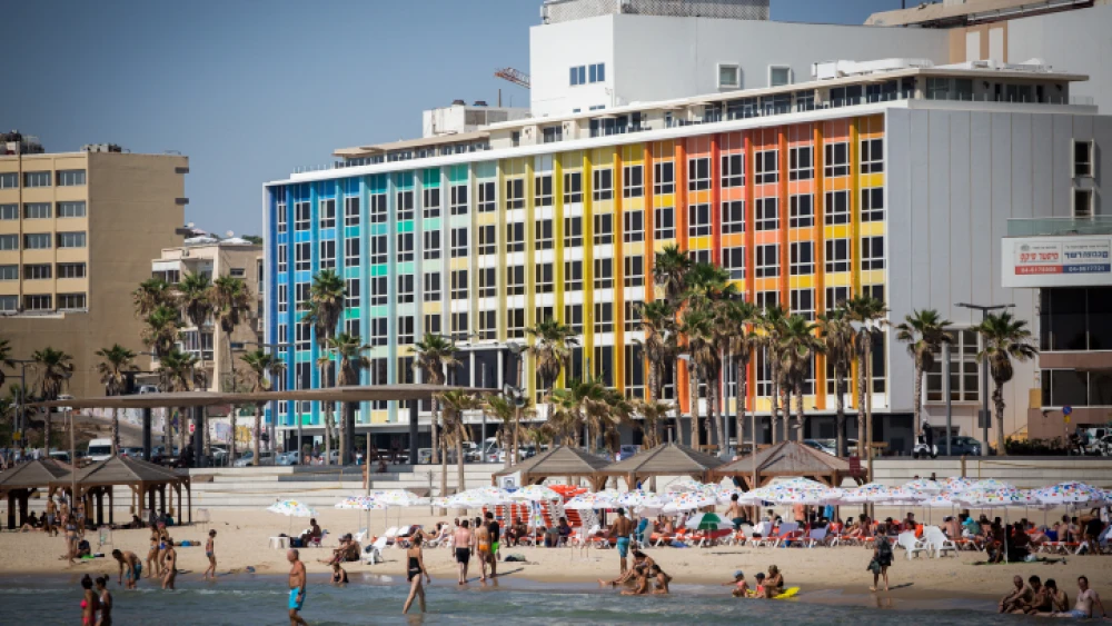 Israelis and tourists enjoy the beach in Tel Aviv on a summer day. Photo by Miriam Alster/Flash90.