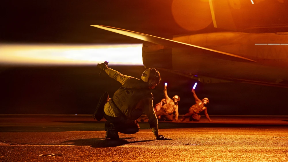 Marineros estadounidenses llevan a cabo operaciones de vuelo nocturnas a bordo del portaaviones USS George H.W. Bush, el 29 de julio de 2026. El portaaviones se encuentra desplegado en la zona de operaciones de la 5.ª Flota de EE. UU. para contribuir a la seguridad y la estabilidad marítimas en Oriente Medio. Foto de la Armada de EE. UU.