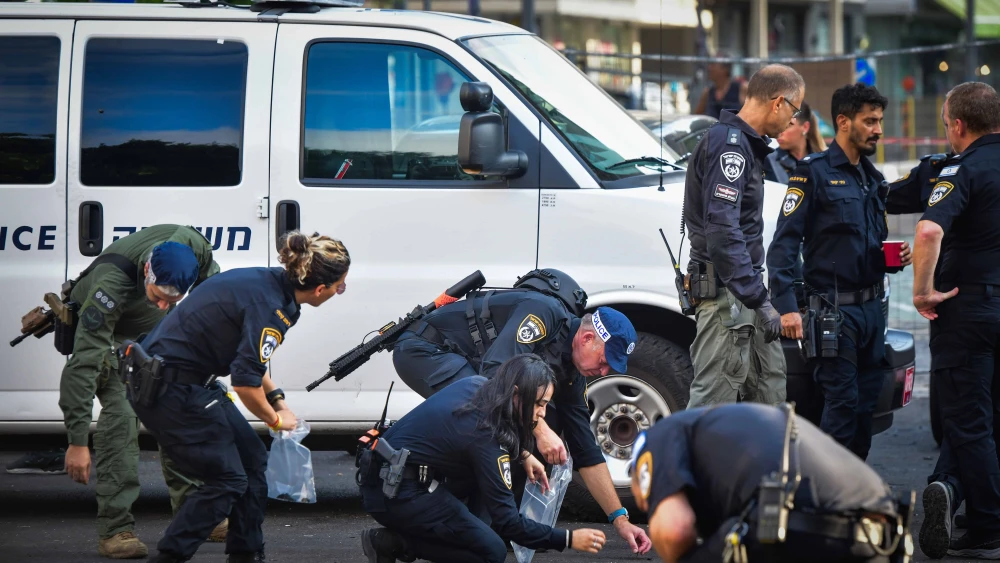 Security personnel at the scene of a drone attack in Tel Aviv, July 19, 2024. Photo by Avshalom Sassoni/Flash90.