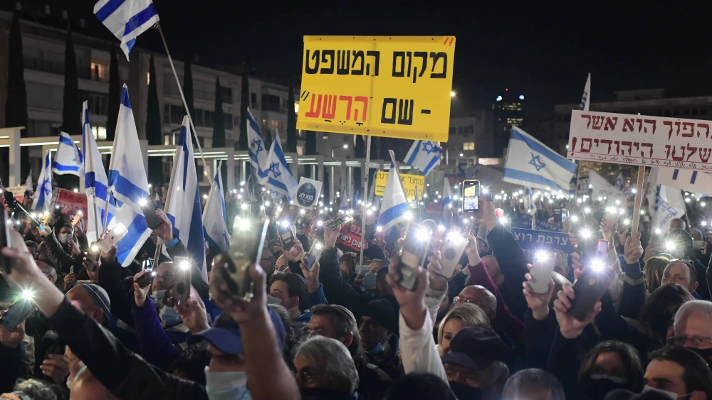 Israelis protest at Habima Square in Tel Aviv, demanding the establishment of a state commission of inquiry into the Pegasus phone hacking affair, Jan. 17, 2022. Photo by Tomer Neuberg/Flash90.