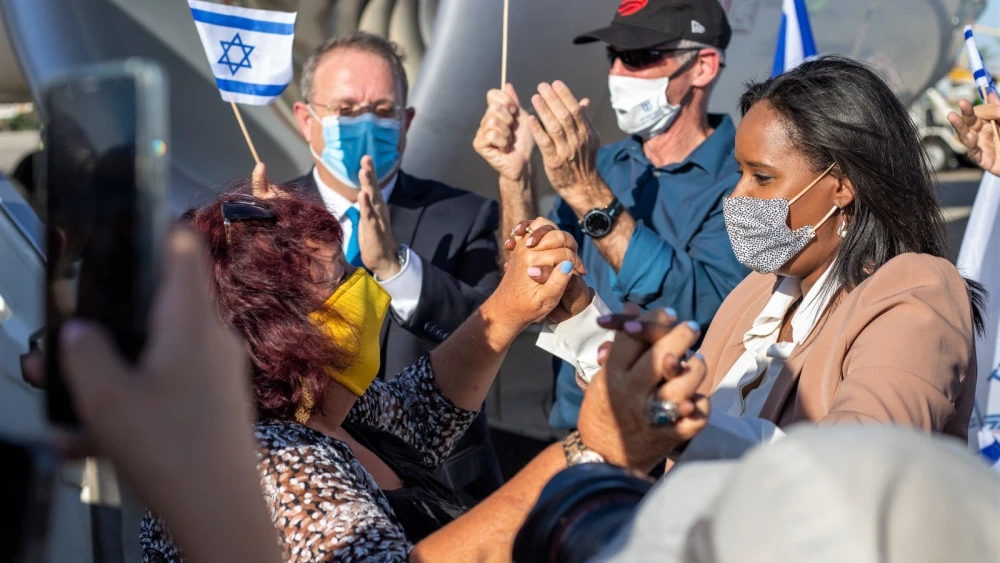 Minister of Aliyah and Integration Pnina Tamano-Shata and acting chairman of the executive of the Jewish Agency Yaakov Hagoel greet new olim from France as they depart the airplane in Israel on July 21, 2021. Photo by Noga Malsa.