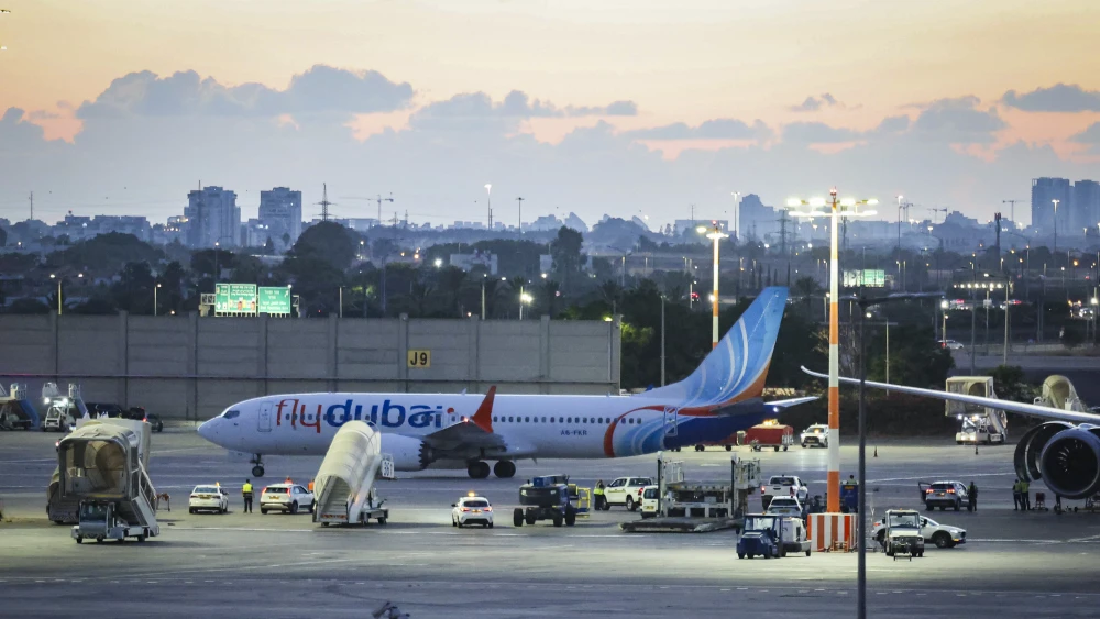A Flydubai plane carrying passengers from flight FZ1073 arrives at Ben Gurion International Airport near Tel Aviv, after a suspected terror attack aboard their original flight from Dubai to Israel forced an emergency landing in Saudi Arabia, September 30, 2026. Photo by Flash90.