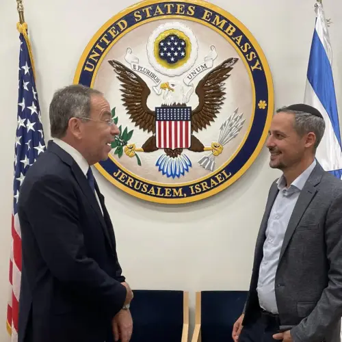 U.S. Ambassador Thomas Nides (left) meets with JNS CEO Alex Traiman, Oct. 2022. Credit: David Azagury/U.S. Embassy Jerusalem.