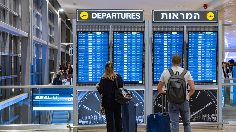 Travelers at Ben Gurion International Airport, Oct. 23, 2025. Photo by Nati Shohat/Flash90.
