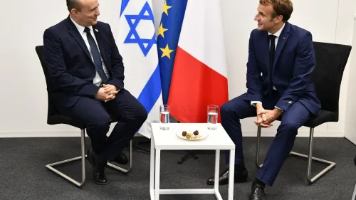 Israeli Prime Minister Naftali Bennett andh French President Emmanuel Macron at the U.N. Climate Change Conference in Glasgow, Scotland, Nov. 1, 2021. Credit: Haim Zach/GPO.