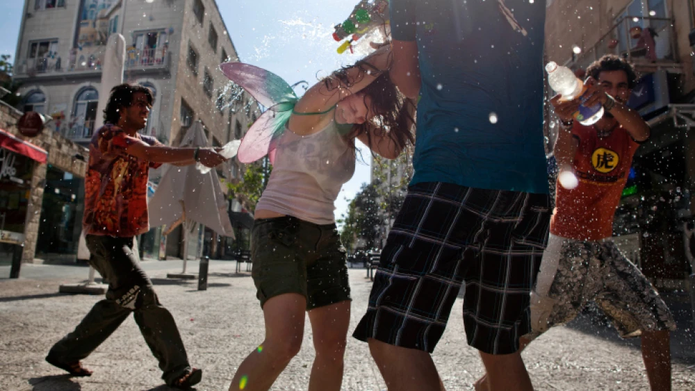 A water fight in downtown Jerusalem, May 19, 2010. Photo by Matanya Tausig/Flash90.