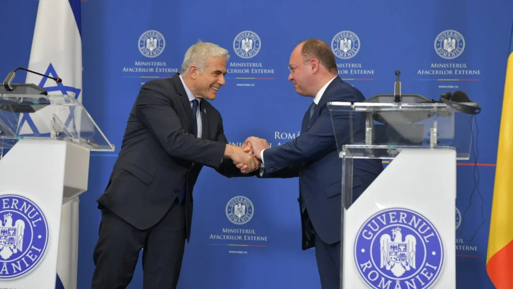 Israeli Foreign Minister Yair Lapid meets with Romanian Foreign Minister Bogdan Aurescu in Bucharest, Romania, March 13, 2022. Photo: Shlomi Amsalem/GPO.