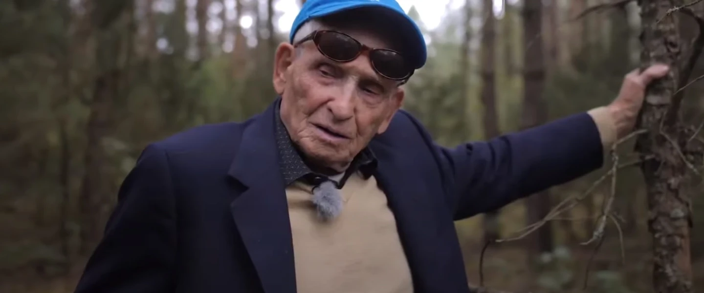 Aron Bielski visiting the location in modern-day Belarus where he and his brothers fought the Nazis and other pro-German forces during World War II. Source: Screenshot.