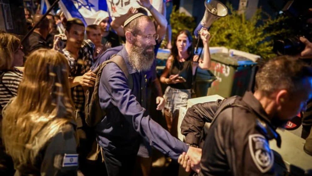 Rabbi Yigal Levenstein arrives to teach while activists protest against him in Tel Aviv, Sept. 19, 2023. Photo by Avshalom Sassoni/Flash90.