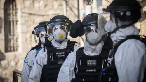 Israel Police in protective gear in Jerusalem's Mea Shearim neighborhood on April 6, 2020. Photo by Yonatan Sindel/Flash90.