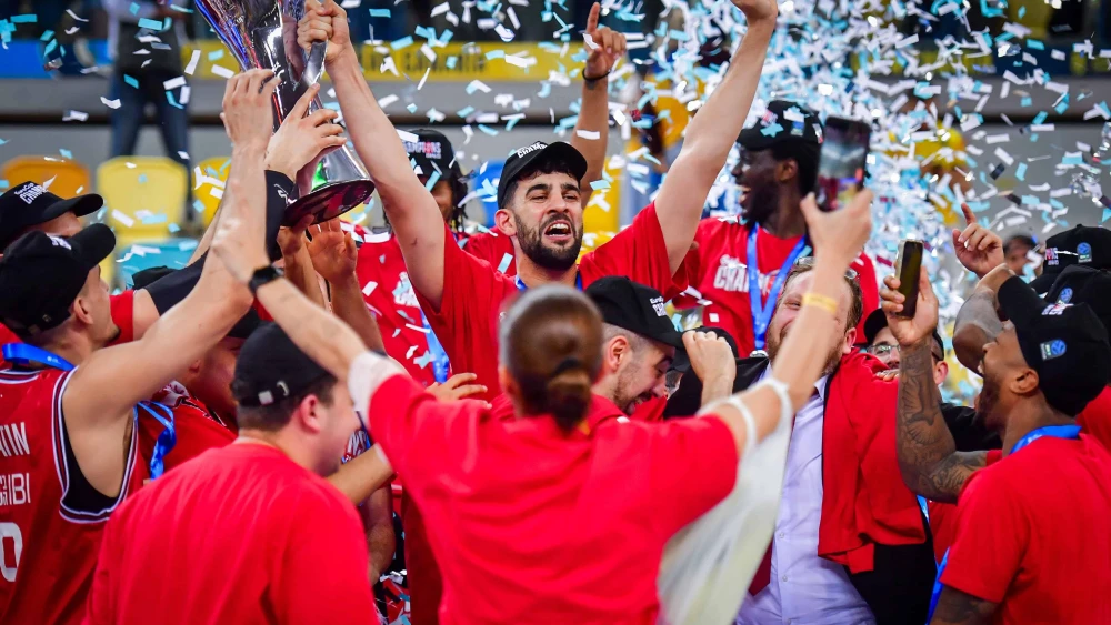 Hapoel Tel Aviv players celebrate with the trophy after defeating Gran Canaria in the EuroCup final in the Gran Canaria Arena, Spain, April 12, 2025. Photo by Flash90.