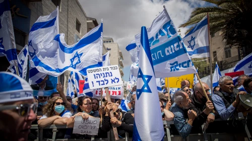 Right-wing activists demonstrate outside of the District Court in Jerusalem in support of Israeli Prime Minister Benjamin Netanyahu, on trial for criminal allegations of bribery, fraud and breach of trust, May 24, 2020. Photo by Yonatan Sindel/Flash90.