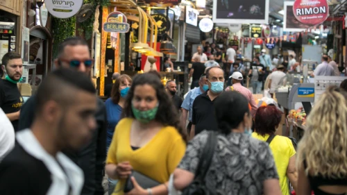 Israelis shop at the Machane Yehuda market in Jerusalem, June 3, 2020. Photo by Olivier Fitoussi/Flash90.