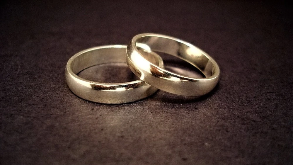 Wedding rings. Credit: Jeff Belmonte from Cuiabá, Brazil/Flickr via Wikimedia Commons.