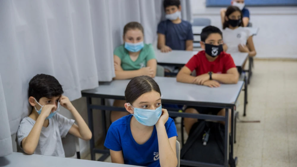 Israeli students at Hashalom School in Mevaseret Zion, a suburb of Jerusalem, on May 17, 2020. Photo by Yonatan Sindel/Flash90.