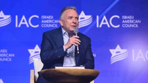 Steve Witkoff, enviado especial de Estados Unidos a Oriente Medio, habla con la locutora australiana Erin Molan en una reunión en Hollywood, Florida, organizada por el Consejo Israelí-Estadounidense, el 15 de enero de 2026. Foto de Noam Galai/IAC.