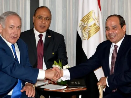 Israeli Prime Minister Benjamin Netanyahu (left) and Egyptian President Abdel Fattah El-Sisi shake hands during a meeting in New York on Sept. 18, 2017. Credit: Avi Ohayon/GPO.