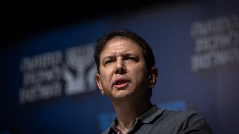 Journalist Ronen Bergman speaks at an event organized by the Movement for Quality Government in Israel, Tel Aviv, Dec. 3, 2024. Photo by Miriam Alster/Flash90.