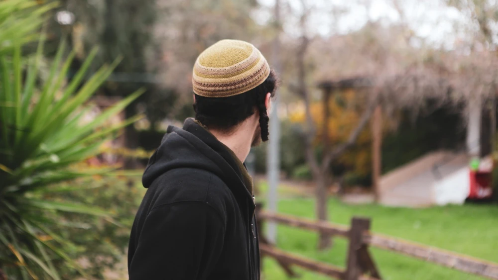 Man in kippah in yard. Credit: shatishira/Pixabay.