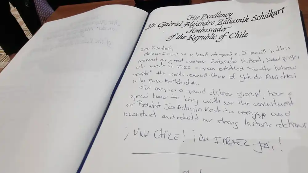 A handwritten message by Chilean Ambassador Gabriel Alejandro Zaliasnik Schilkurt in the official guest book at the President’s Residence in Jerusalem after presenting his diplomatic credentials, Aug. 3, 2026. Photo by Sharon Altshul.
