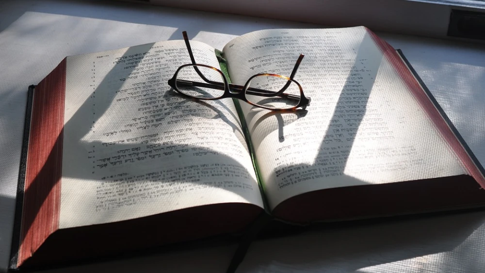 Prayer and services are available to college students for free for the third year in a row, thanks to AEPi and Synagogue Connect. Credit: Pixabay.