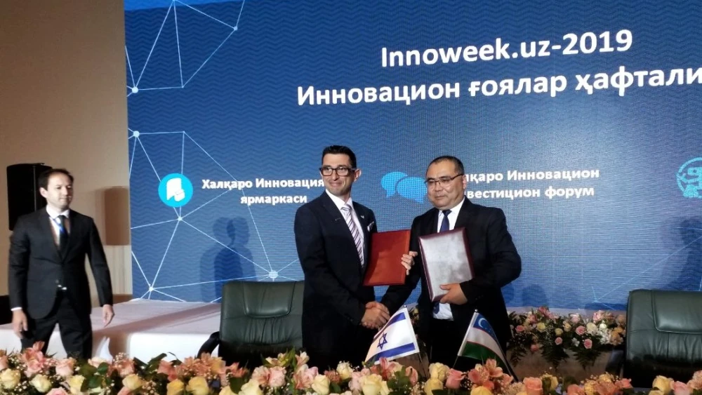 Watergen vice president of marketing and sales Michael Rutman (left) and Uzbekistan’s Minister of Innovation Ibrohim Abdurakhmonov signed a memorandum of understanding to improve the availability of clean drinking water using the company’s technology, October 2019. Credit: Watergen.