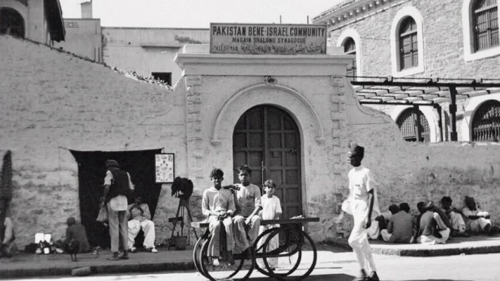 The entrance to Magain Shalome Synagogue, Bene-Israel Community in Karachi, Pakistan, 1951. Credit: Selbert Layle/Public Domain via Wikimedia Commons.