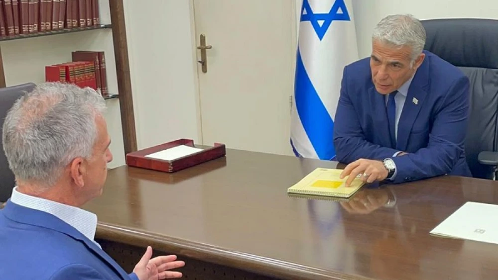Israeli Prime Minister Yair Lapid (right) meets with Mossad Director David Barnea in Tel Aviv, Aug. 25, 2022. Credit: GPO