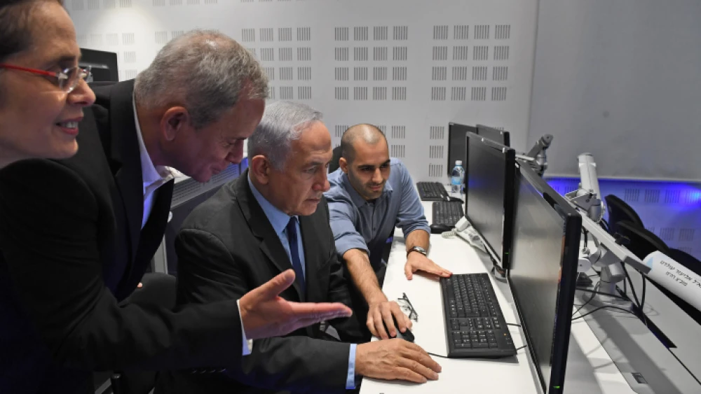 Israeli Prime Minister Benjamin Netanyahu visits the National CERT at the cyber park in Beersheva on July 27, 2017, with Buki Carmeli, head of the National Cyber Defense Authority, and Eviatar Matania, head of the National Cyber Bureau in the Prime Minister's Office. Photo by Kobi Gideon/GPO.