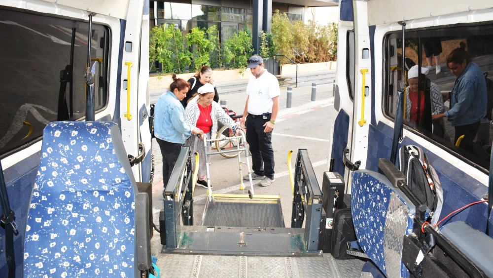 Guests arrive at Yad Sarah's Yirmiyahu 33 Rehabilitation and Wellness Hotel in Jerusalem by a volunteer driving a wheelchair-accessible van, October 2023. Credit: Courtesy.