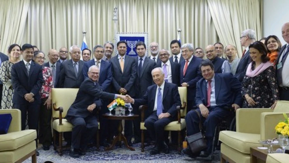Click photo to download. Caption: Israeli President Shimon Peres hosts a delegation of 20 leaders and managers of leading Indian companies at his residence in Jerusalem on October 30, 2013. Credit: Mark Neyman/GPO/Flash90.