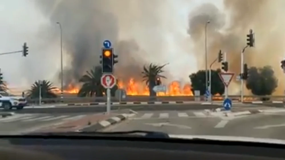 Gaza terror arson threatening Israeli Highway 232. Source: Screenshot.
